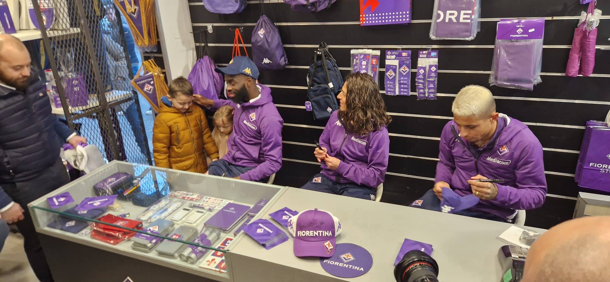 Grande entusiasmo al Fiorentina Store: bagno di folla per Dodò, Ikoné e Veronica Boquete