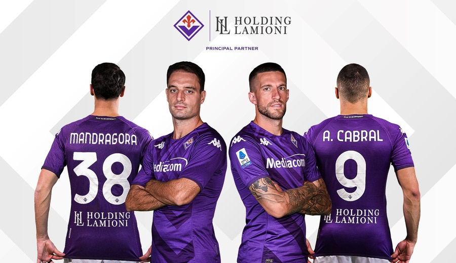 Cambia la maglia della Fiorentina, ci sarà un nuovo sponsor sotto il numero, è l'Holding Lamioni