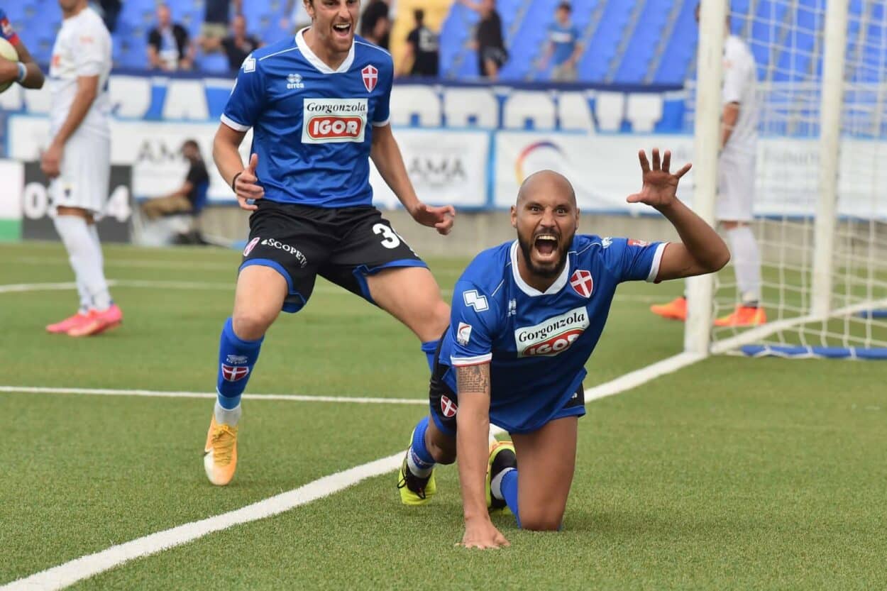 Benalouane perde la testa, pugno ad un tifoso del Novara che lo ha criticato fuori lo stadio