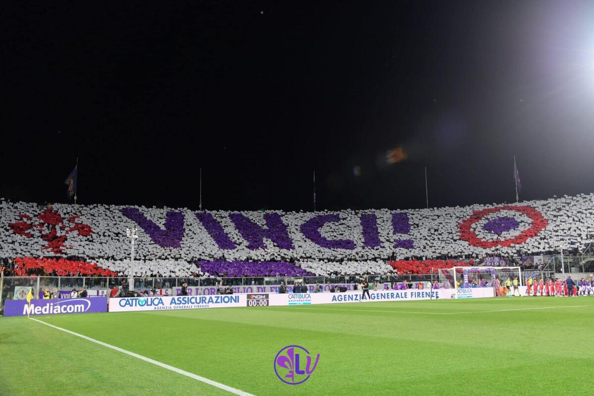 Sono 31 mila i tifosi al Franchi per vedere Fiorentina-Cremonese. Incasso viola di 452 mila euro - Coreografia Curva Fiesole