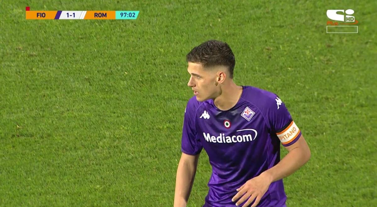 L'arbitro aiuta la Roma, manca un rosso per un calcione. La Fiorentina perde ai supplementari - 