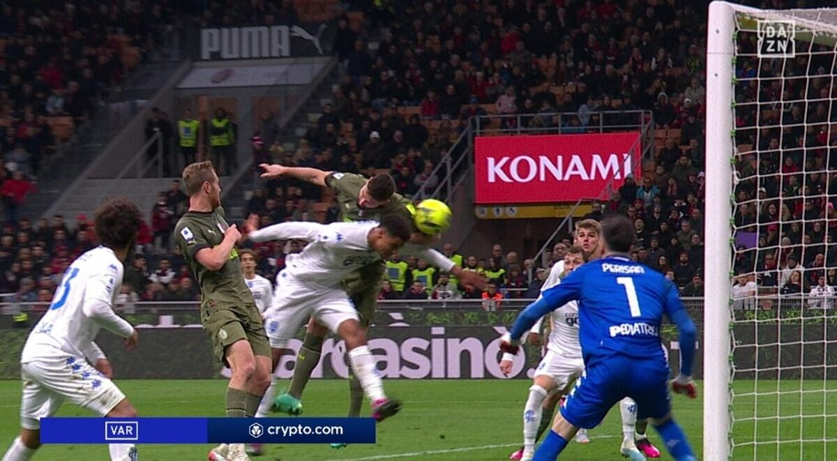 Arbitro ci prova col Milan: rigore inesistente assegnato e gol di mano convalidato, meno male c'è il Var - 