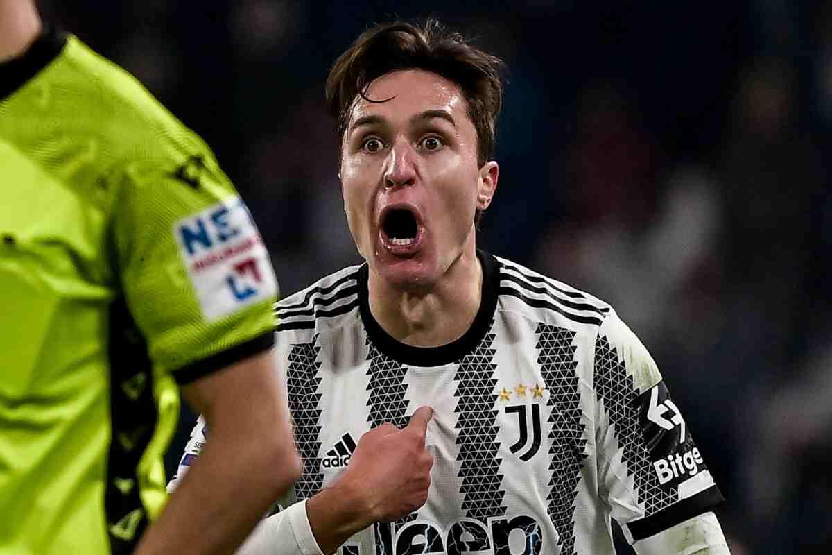 Chiesa litiga con preparatori Juventus per non forzare il ginocchio: l'ex Fiorentina fa discutere - 
