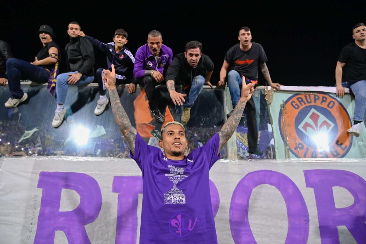 Nazione: “Più pubblico che Fiorentina, ma ora andiamo a prendere questa Coppa Italia” - Domilson Cordeiro dos Santos "Dodo" (ACF Fiorentina) festeggia con i tifosi