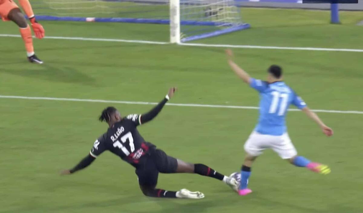 Grande errore arbitrale in favore del Milan e contro il Napoli. Arbitro e Var non vedono un rigore netto - 