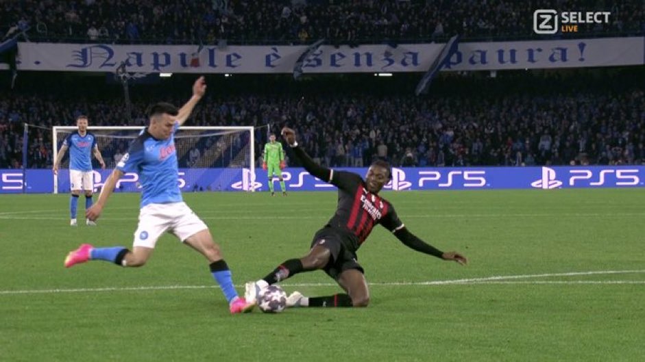 Grande errore arbitrale in favore del Milan e contro il Napoli. Arbitro e Var non vedono un rigore netto
