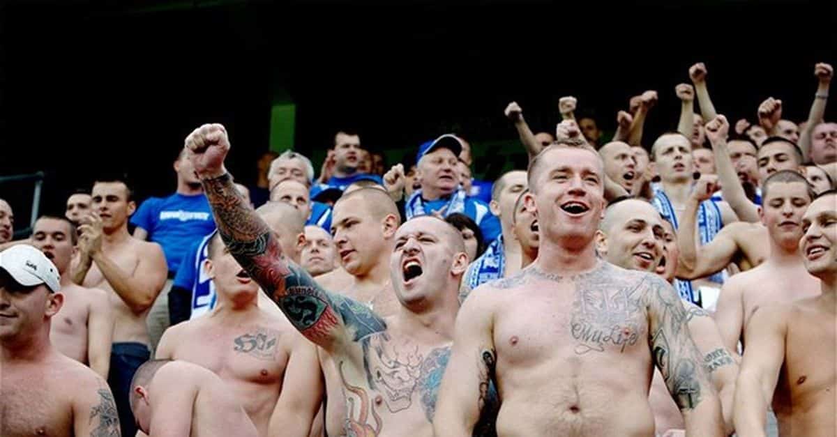 Tensione nel centro di Firenze: scontri tra i tifosi del Poznan e la Polizia dopo lanci di bottiglie e petardi