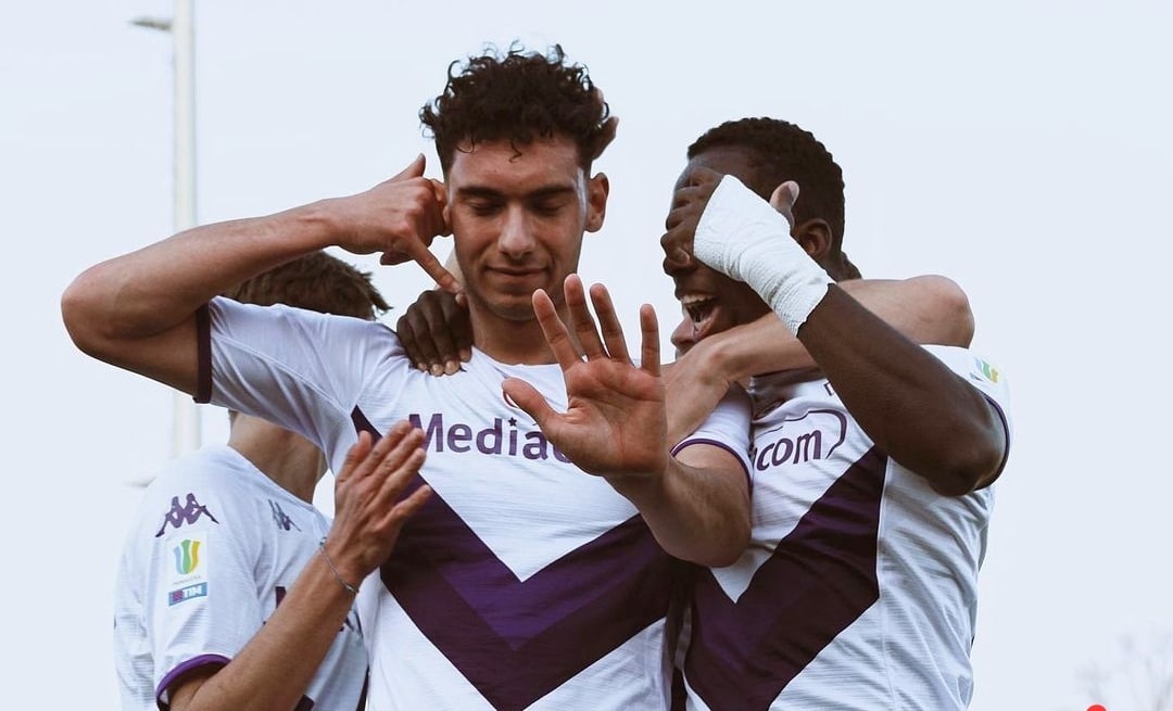 Prende palla dalla difesa, scarta tutti e fa gol. Il meraviglioso gol di Lucchesi nella Fiorentina Primavera