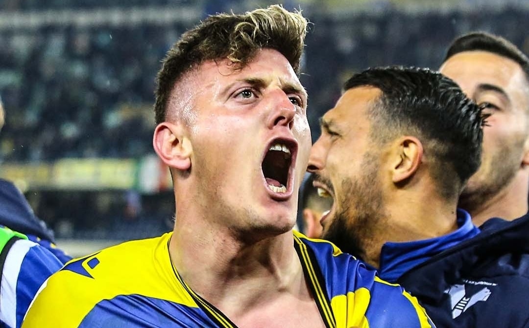 Verona esplode di gioia al 95', Sassuolo battuto. Adesso Corvino e Semplici rischiano di andare in B