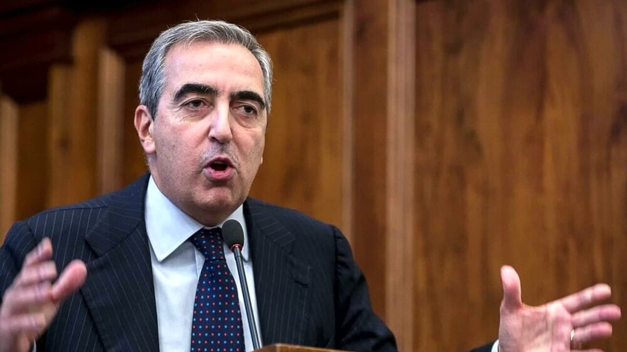Gaffe di Gasparri: "I soldi dello stadio di Firenze devono andare a scuole e ospedali". In realtà non si può