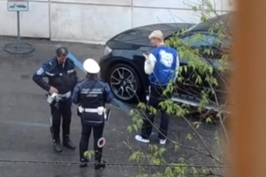 Polizia rimuove macchina di Hojlund davanti ai suoi occhi. Discussione con gli agenti prima di Firenze
