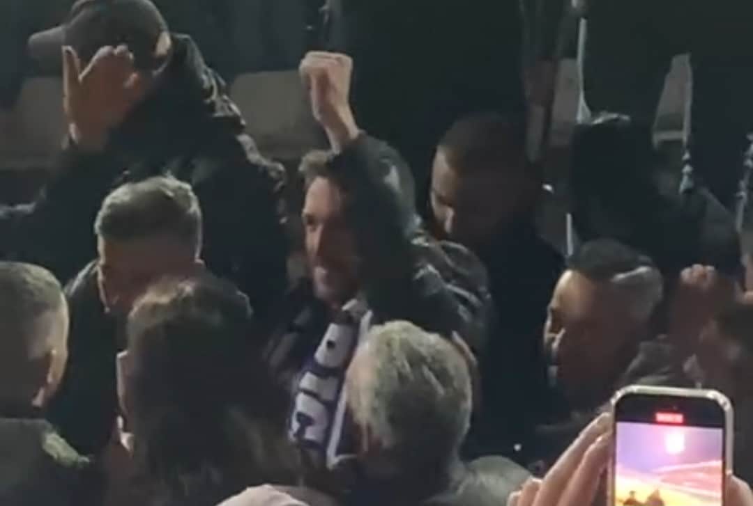 Gonzalo Rodriguez in Curva Fiesole a vedere Fiorentina-Atalanta. Osannato dai tifosi viola