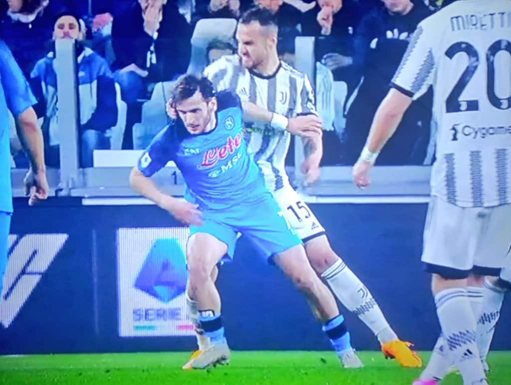 Juventus, ci risiamo. Pugno violento di Gatti contro Kvaratskhelia. Arbitro e Var decidono di non vedere