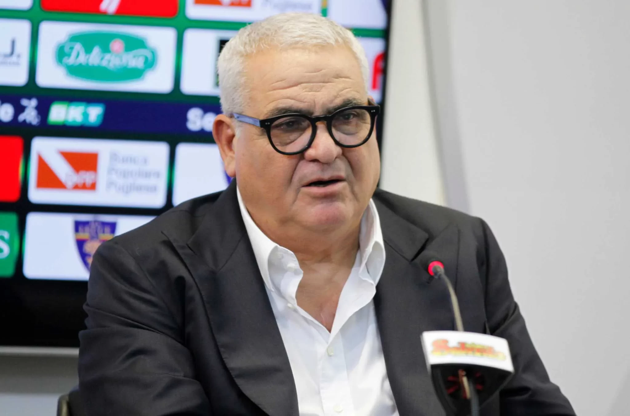 Corvino toppa ancora il mercato di gennaio, Lecce verso la B, i tifosi cantano: "Corvino gonfia la rete"