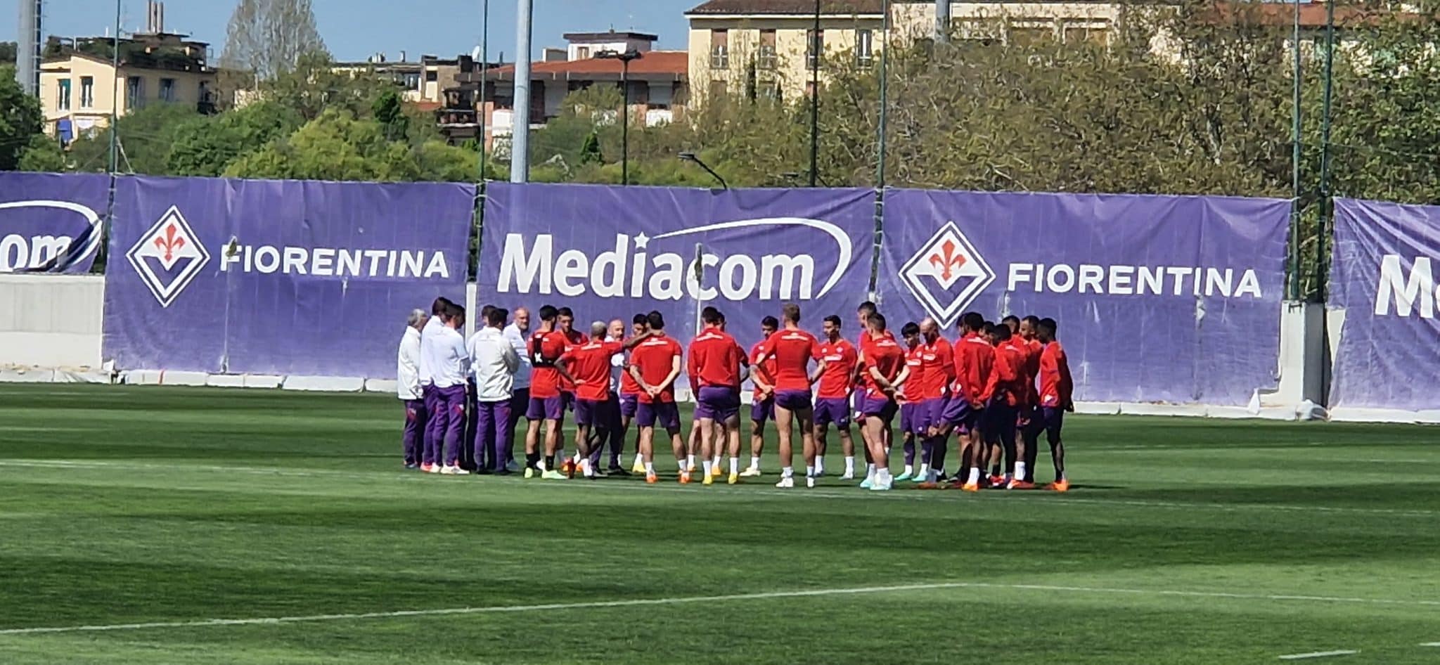 Dal centro sportivo: lungo discorso di Italiano alla squadra. Assenti Amrabat e Brekalo. Ikoné in palestra