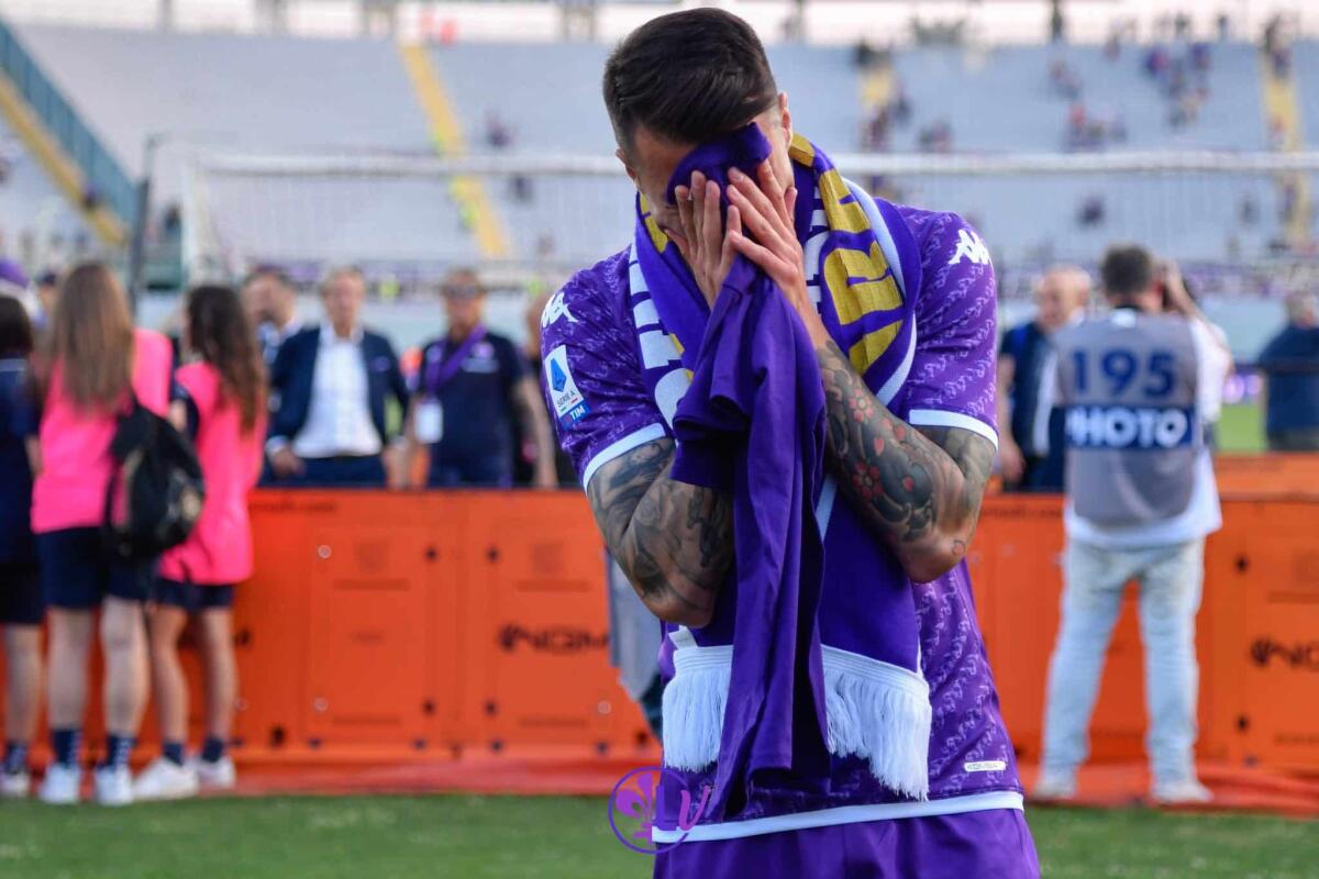 Ultima per Venuti al Franchi, il saluto della Fiesole: "Fieri di te, Lollo per sempre uno di noi" - Lorenzo Venuti (Fiorentina) saluta i tifosi