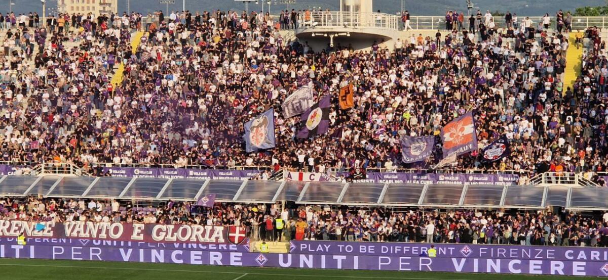 Fiorentina in campo tra applausi e cori di 6000 tifosi, inizia allenamento con 'Torneremo grandi ancor' - 