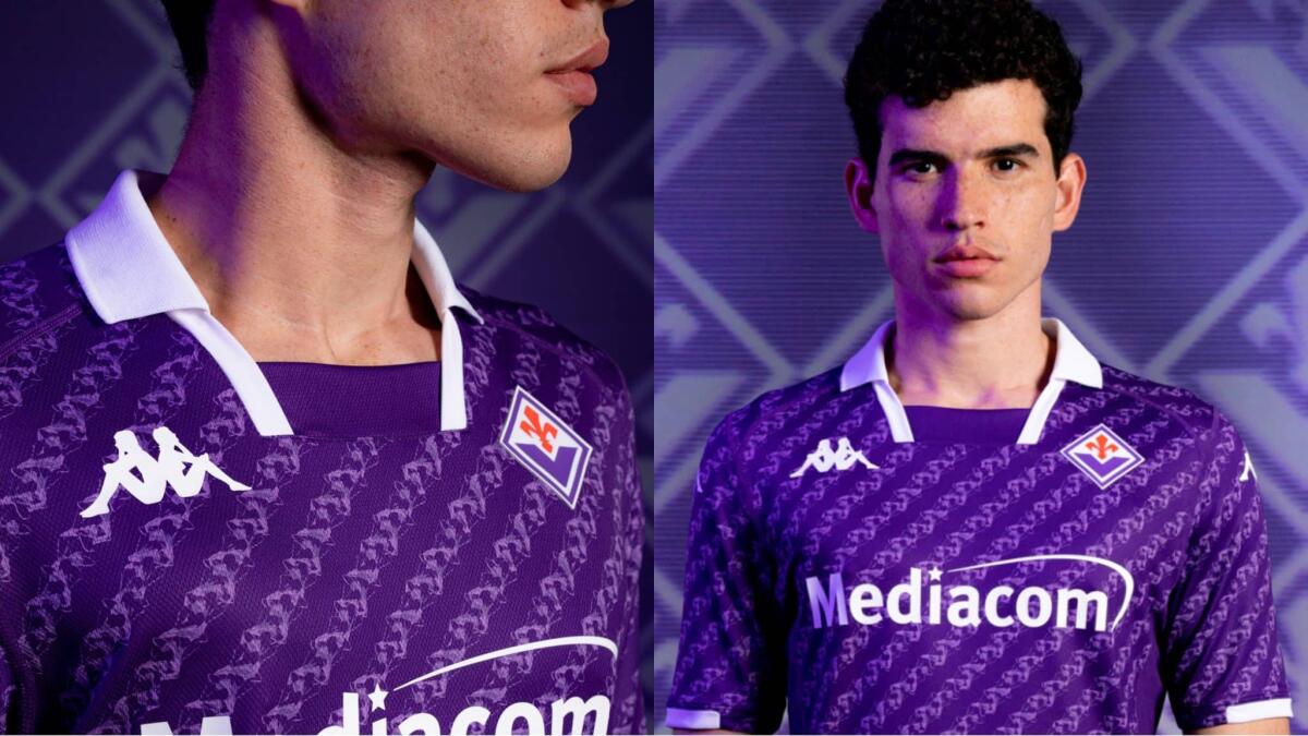 Tutte le foto e i dettagli della nuova maglia della Fiorentina. Sul colletto 13 gigli, DNA da tifosi viola - 