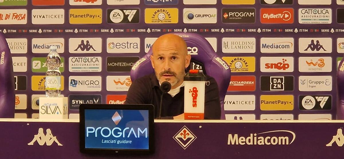 Il siparietto in conferenza con Italiano: "Vorrebbe giocare lei giovedì..." la risposta: "Magari..." - 