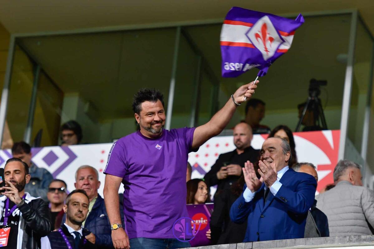 Frey abbraccia Commisso e sventola la bandiera della Fiorentina, tifosi cantano per lui: "Quanta..." - Rocco Commisso e Frey