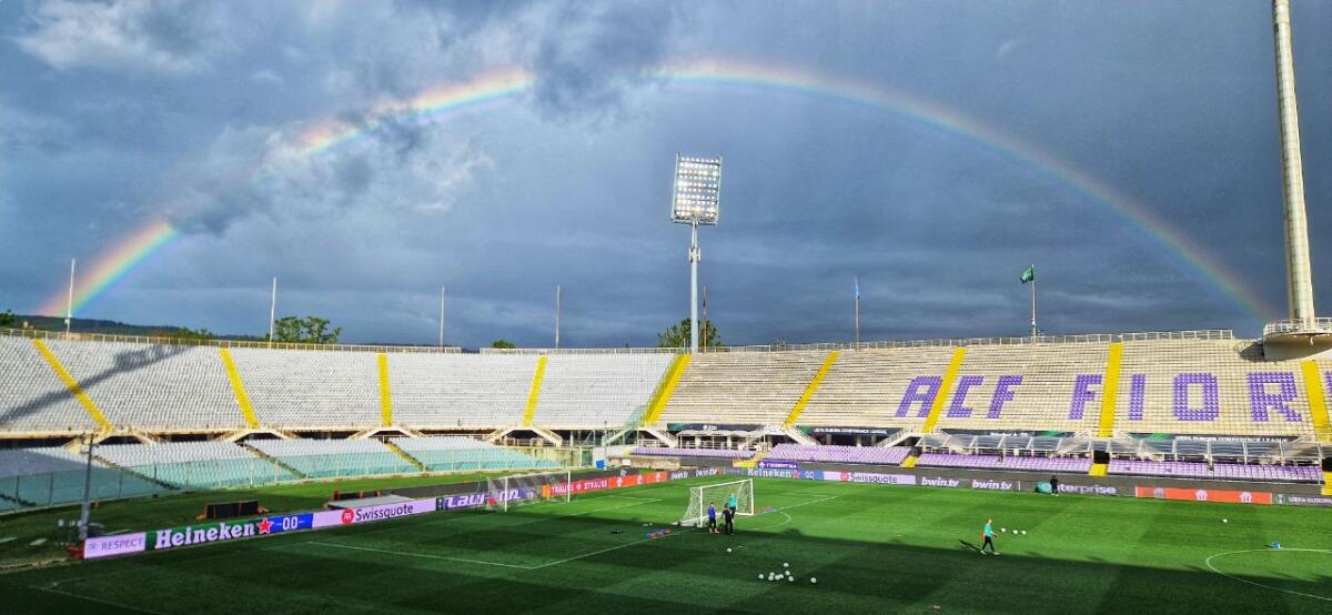 Meraviglioso arcobaleno allo stadio Franchi sopra la Curva Fiesole. Spettacolo su Firenze - 