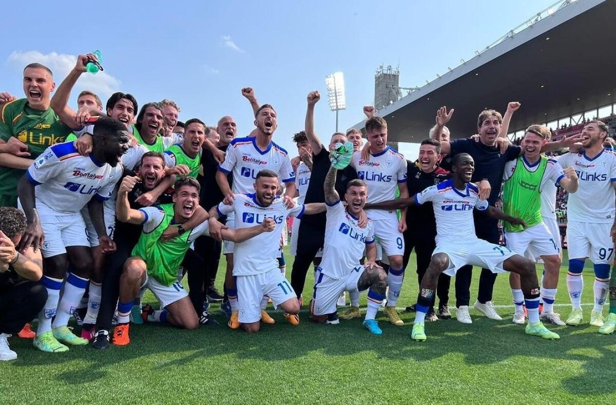 Il Lecce fa una grande regalo alla Fiorentina, batte il Monza. Galliani resta dietro la Fiorentina - 