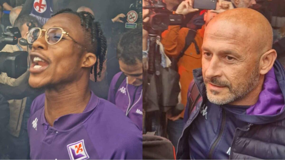 Torna la Fiorentina a Firenze, grandissimo entusiasmo all'aeroporto. Kouamè canta con i tifosi - 