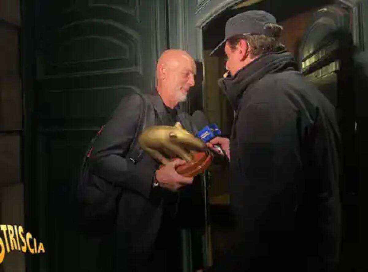 Tapiro d'oro consegnato a Pioli: "Le ho portato l'unico premio che vincerà quest'anno" - 