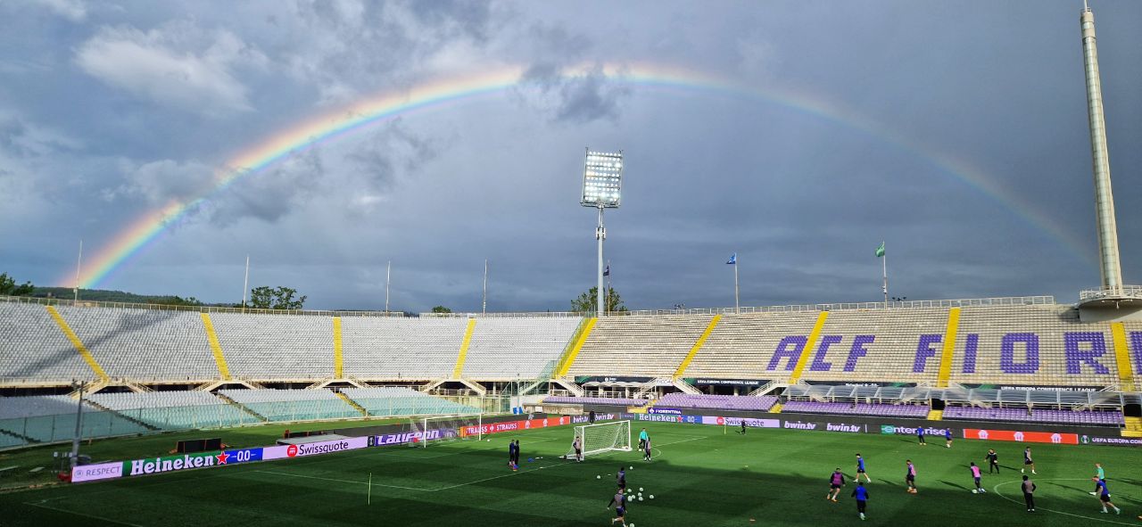 Meraviglioso arcobaleno allo stadio Franchi sopra la Curva Fiesole. Spettacolo su Firenze