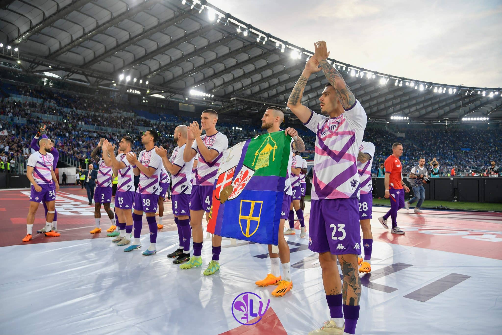 I giocatori della Fiorentina sotto la curva viola