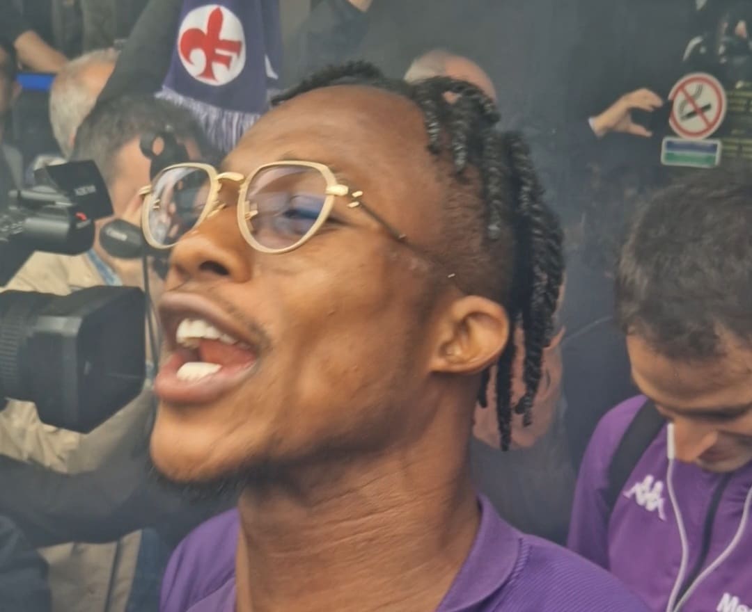 Torna la Fiorentina a Firenze, grandissimo entusiasmo all'aeroporto. Kouamè canta con i tifosi