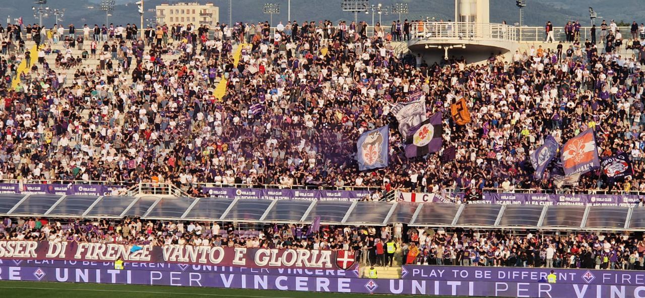 Fiorentina in campo tra applausi e cori di 6000 tifosi, inizia allenamento con 'Torneremo grandi ancor'