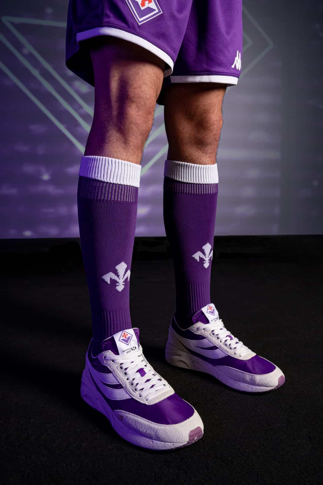Tutte le foto e i dettagli della nuova maglia della Fiorentina. Sul colletto 13 gigli, DNA da tifosi viola