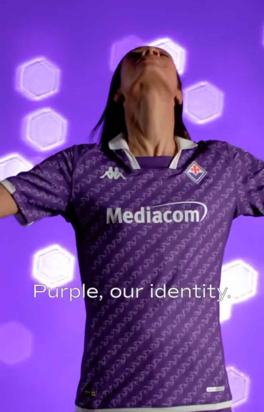 Ecco la nuova maglia della Fiorentina, verrà indossata già domani sera contro la Roma a Firenze