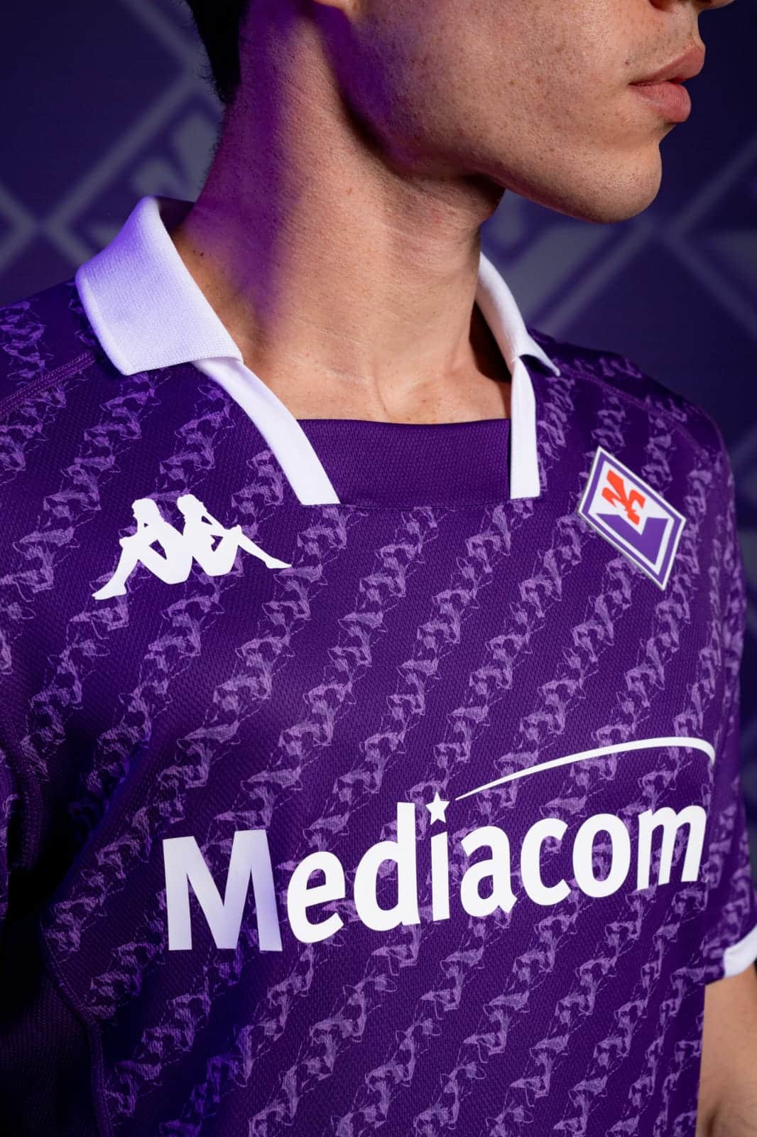 Tutte le foto e i dettagli della nuova maglia della Fiorentina. Sul colletto 13 gigli, DNA da tifosi viola