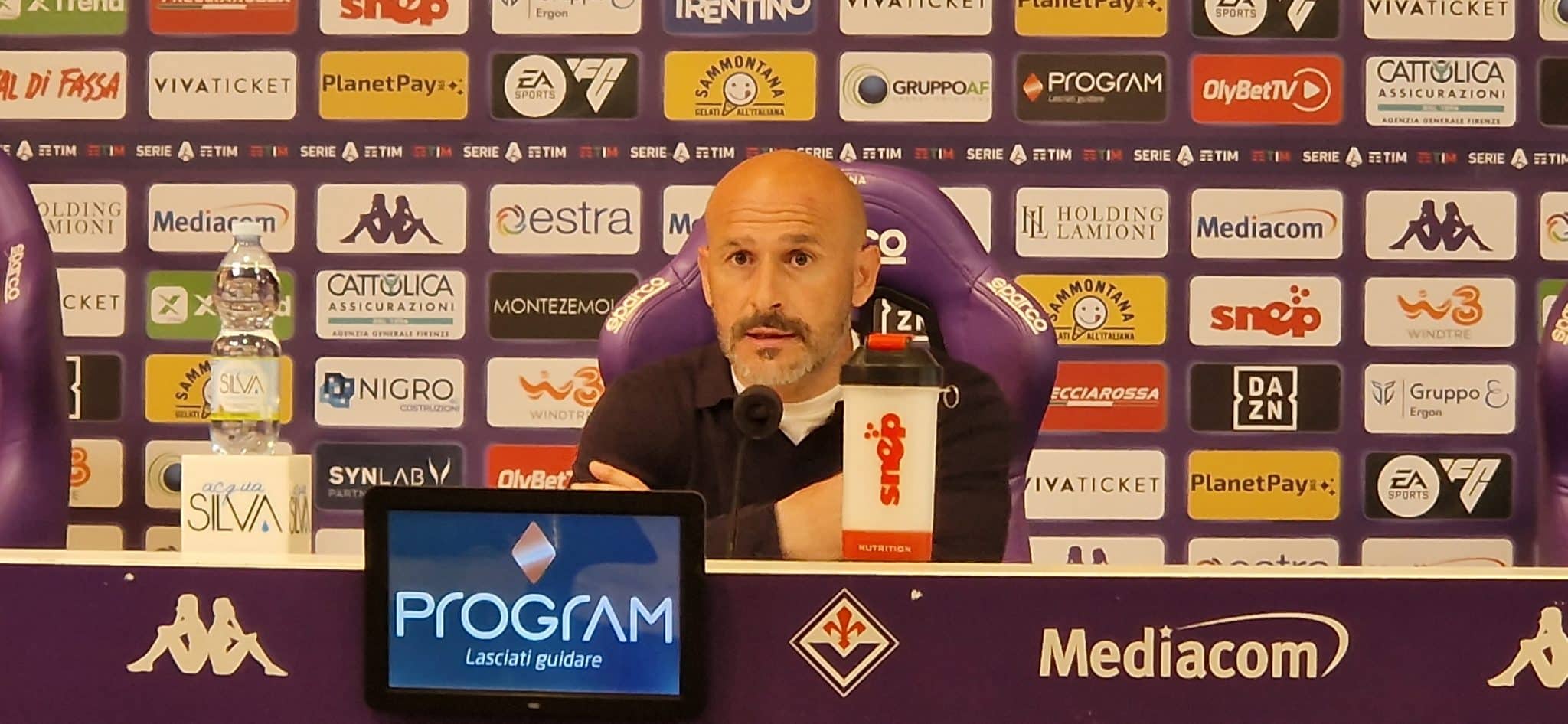 Il siparietto in conferenza con Italiano: "Vorrebbe giocare lei giovedì..." la risposta: "Magari..."