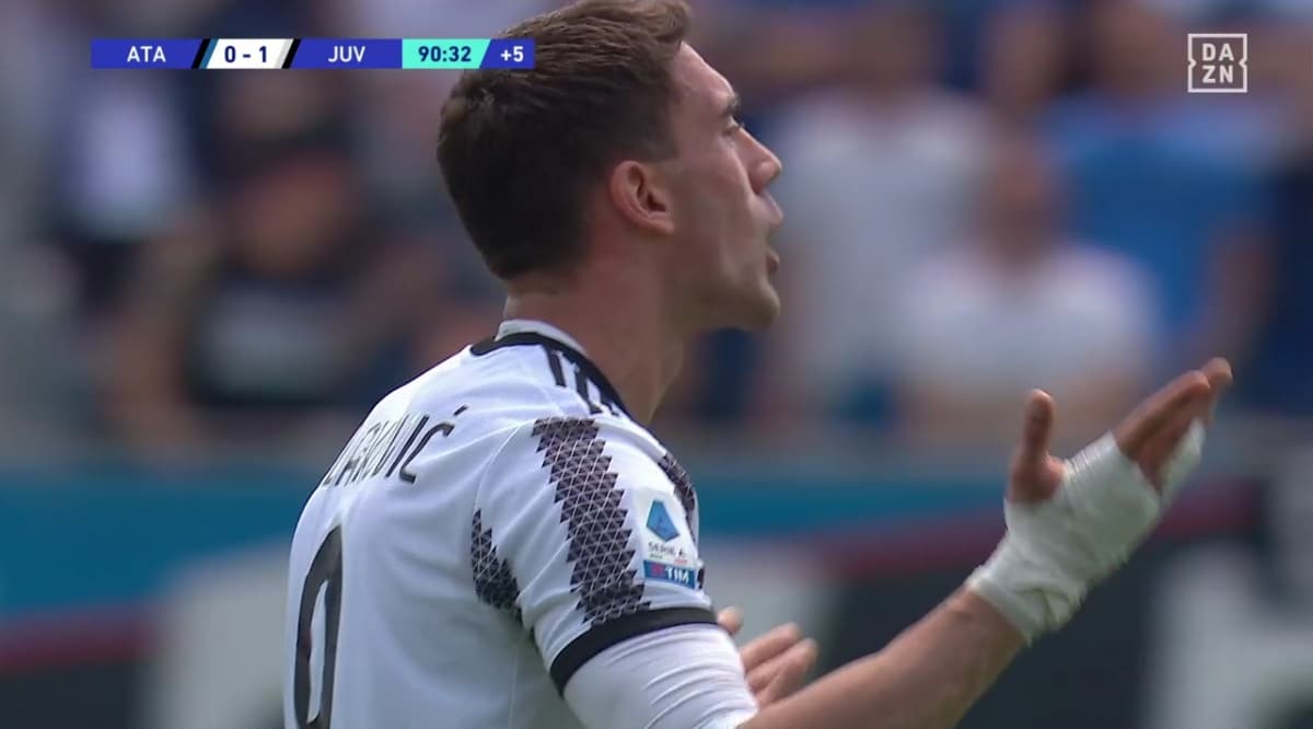 I tifosi dell'Atalanta ci ricascano, coro a Vlahovic: "Sei uno zingaro". Arbitro sospende la partita