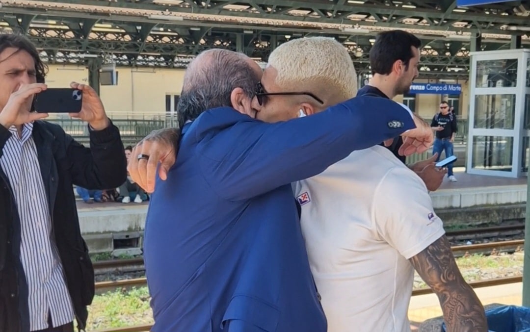 Commisso abbraccia e saluta tutti i giocatori alla stazione prima di partire per Roma. Il video
