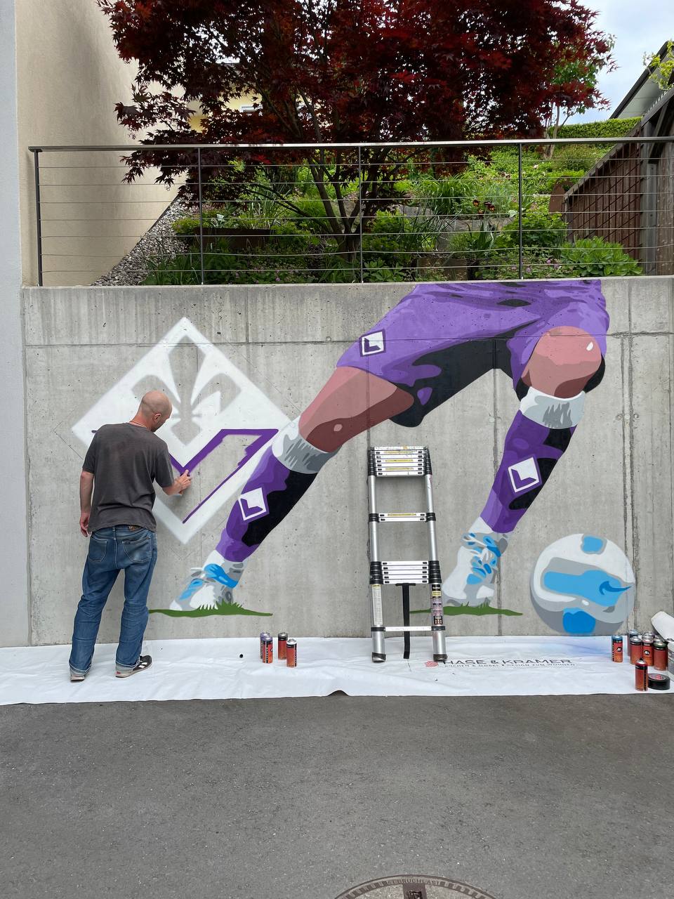Tifa Fiorentina in Liechtenstein, per il compleanno si è fatto fare questo murales davanti casa sua