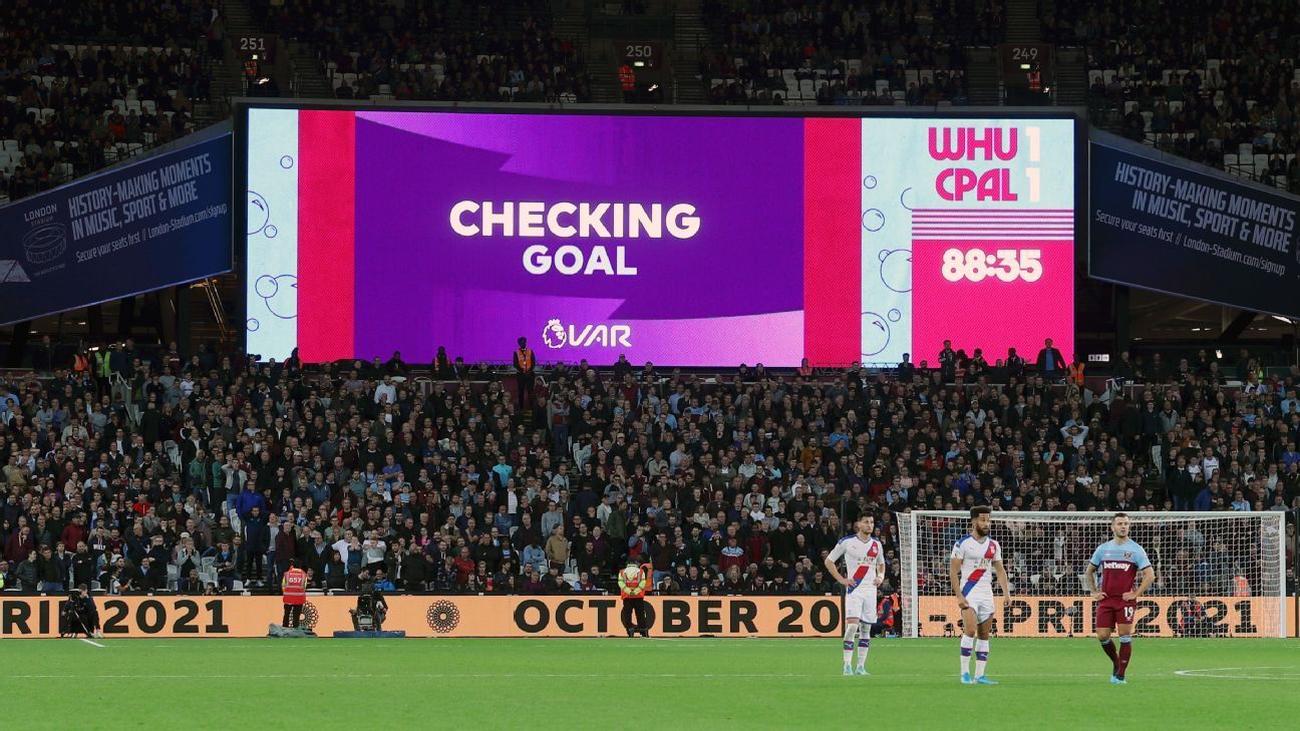 La Premier League è sempre un passo avanti: tifosi potranno ascoltare audio tra arbitro e Var