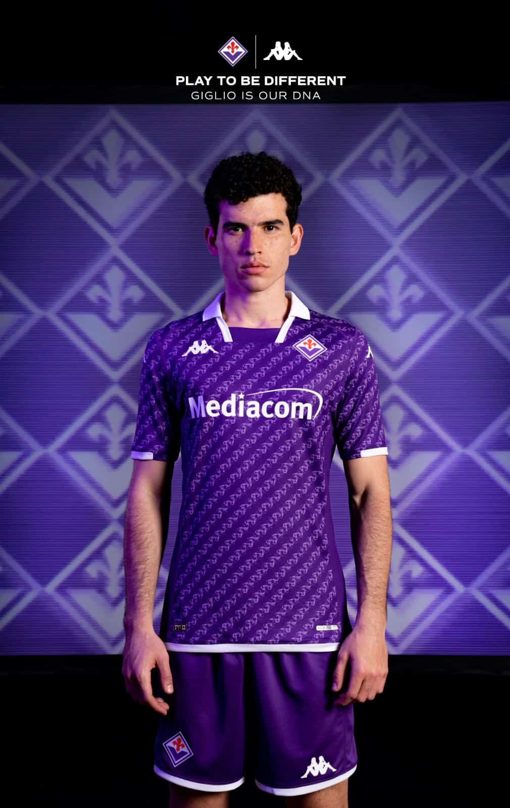 Tutte le foto e i dettagli della nuova maglia della Fiorentina. Sul colletto 13 gigli, DNA da tifosi viola