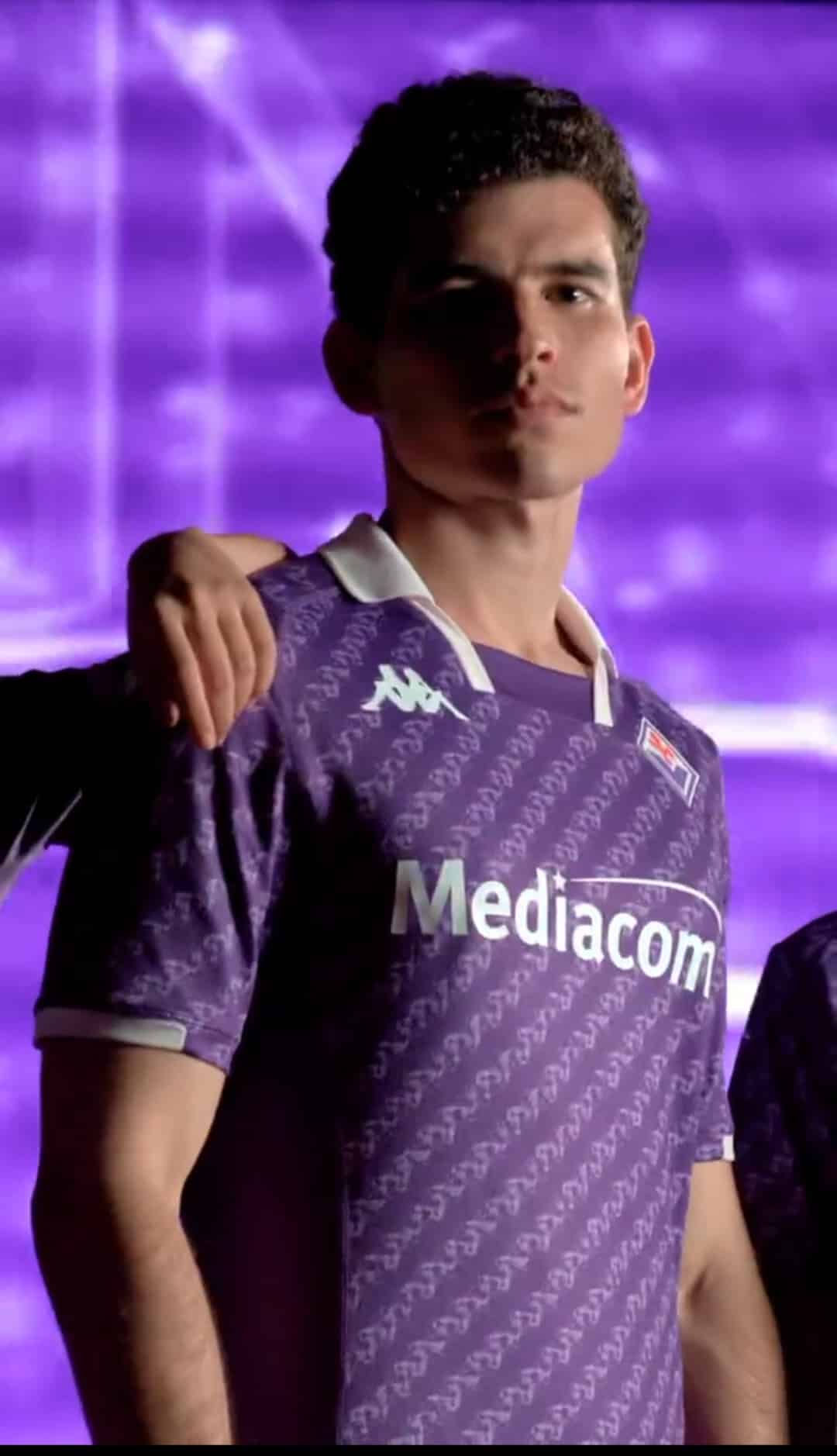 Ecco la nuova maglia della Fiorentina, verrà indossata già domani sera contro la Roma a Firenze