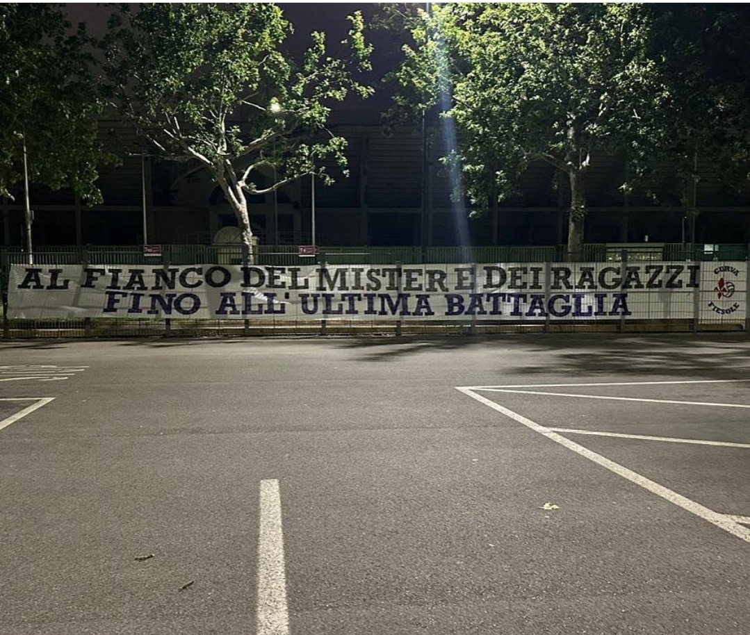 La Curva Fiesole carica la squadra: "Al fianco del mister e dei ragazzi, fino all'ultima battaglia"