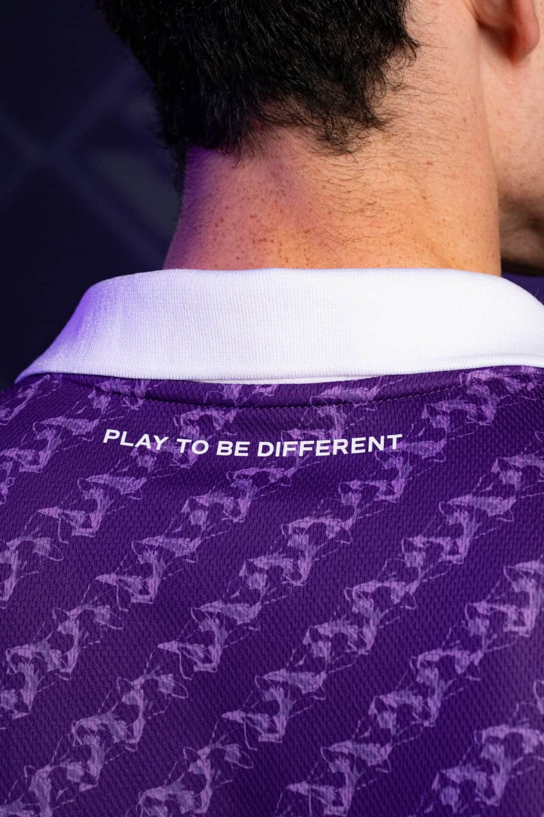 Tutte le foto e i dettagli della nuova maglia della Fiorentina. Sul colletto 13 gigli, DNA da tifosi viola