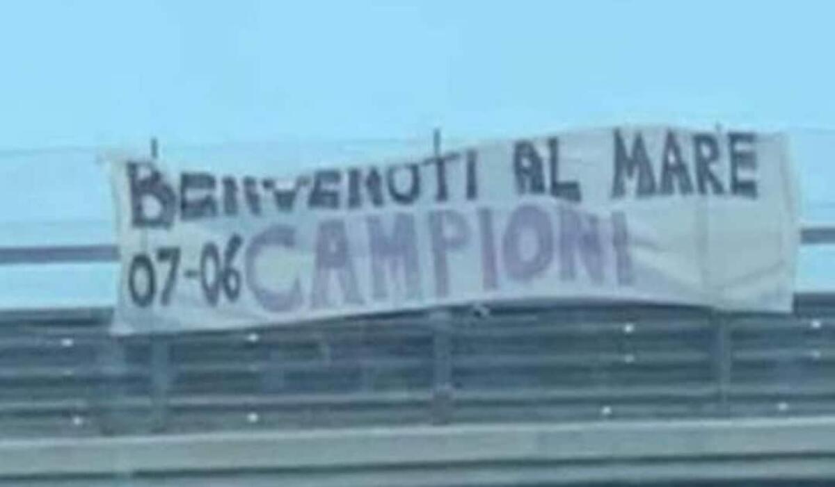 I tifosi del Pisa prendono in giro la Fiorentina: "Benvenuti al mare, campioni". Striscione sulla Fi-Pi-Li - 