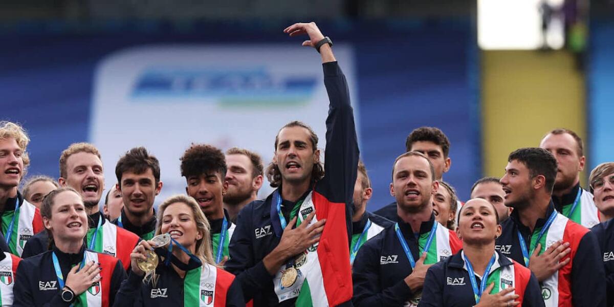 L'Italia vince, all'autoparlante parte la versione sbagliata: "E chi non è salta è un gobbo juventino" - 