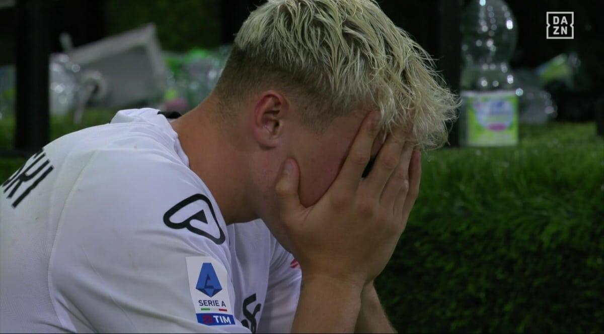 La punizione divina per Zurkowski e Dragowski, portano lo Spezia in serie B. Il Verona vince e si salva - 