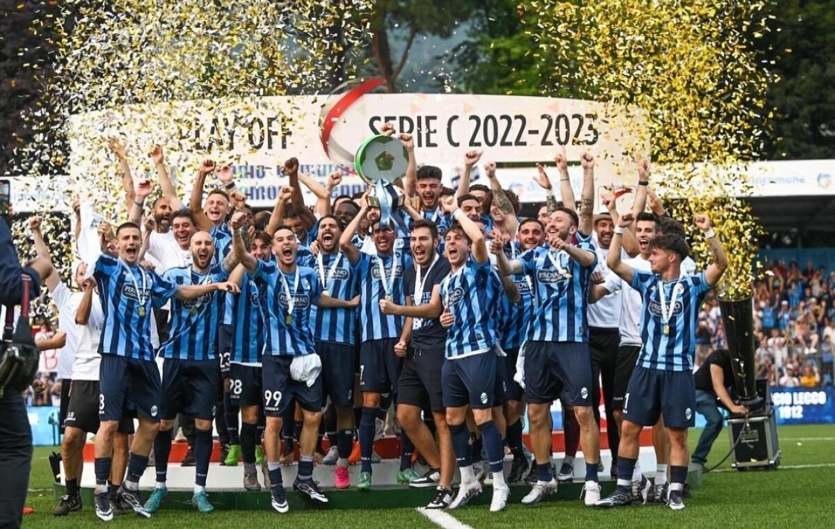 Barzelletta italiana, il Lecco non ha lo stadio per la B, non può iscriversi, riparte dalla serie D. Brescia ripescato - 