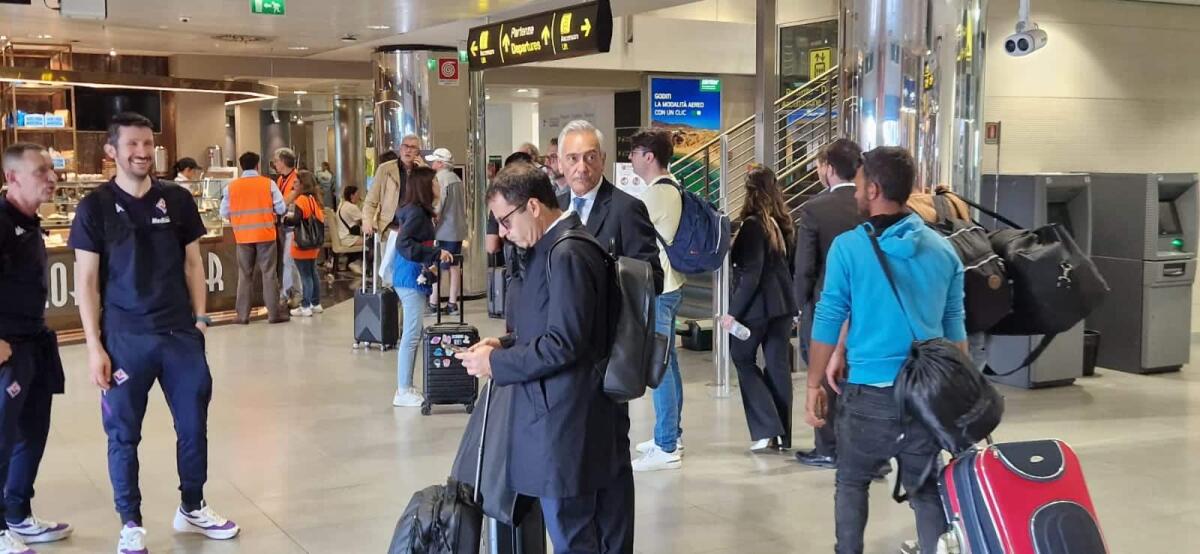 Fiorentina in aeroporto pronta per partire per Praga: c'è anche Gravina insieme ai viola - 