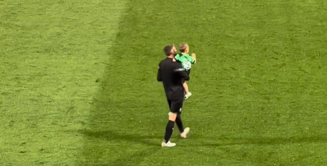Berardi porta il figlio a segnare sotto i tifosi della Fiorentina, qualcuno grida: "Vieni a Firenze"